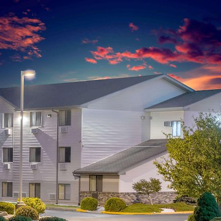 Super 8 By Wyndham Altoona Hotell Exteriör bild