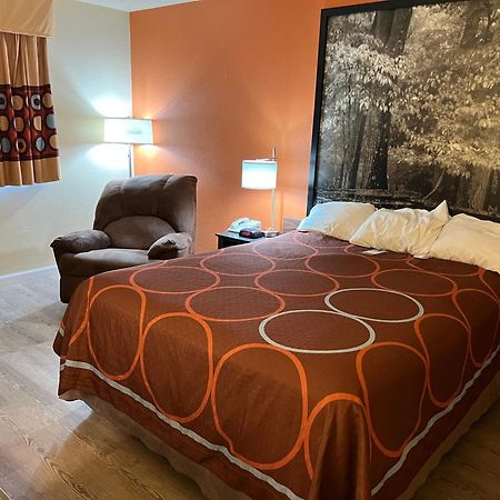 Super 8 By Wyndham Altoona Hotell Exteriör bild
