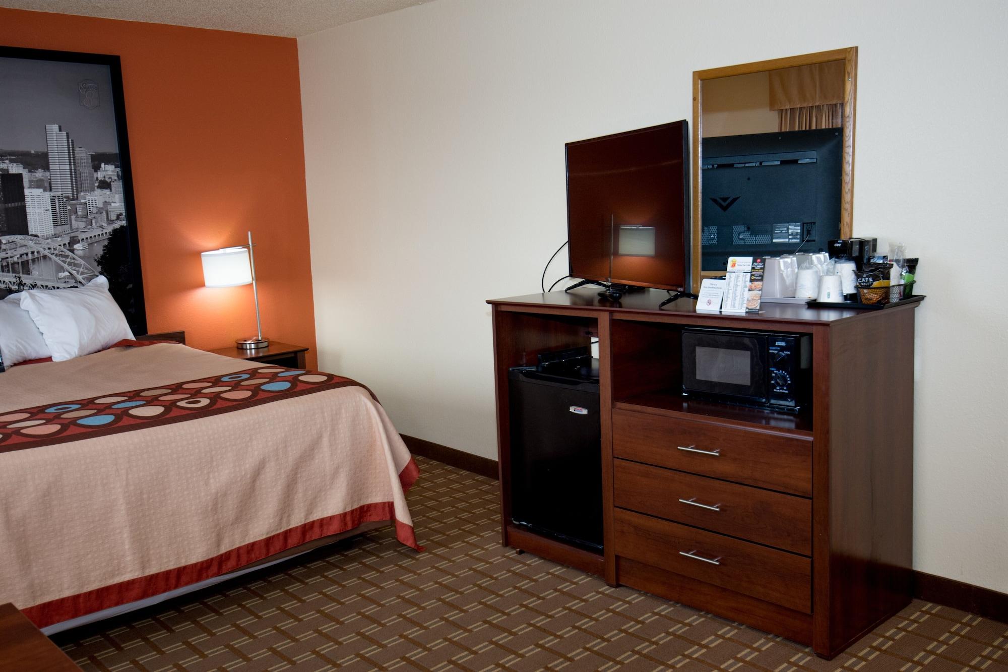 Super 8 By Wyndham Altoona Hotell Exteriör bild