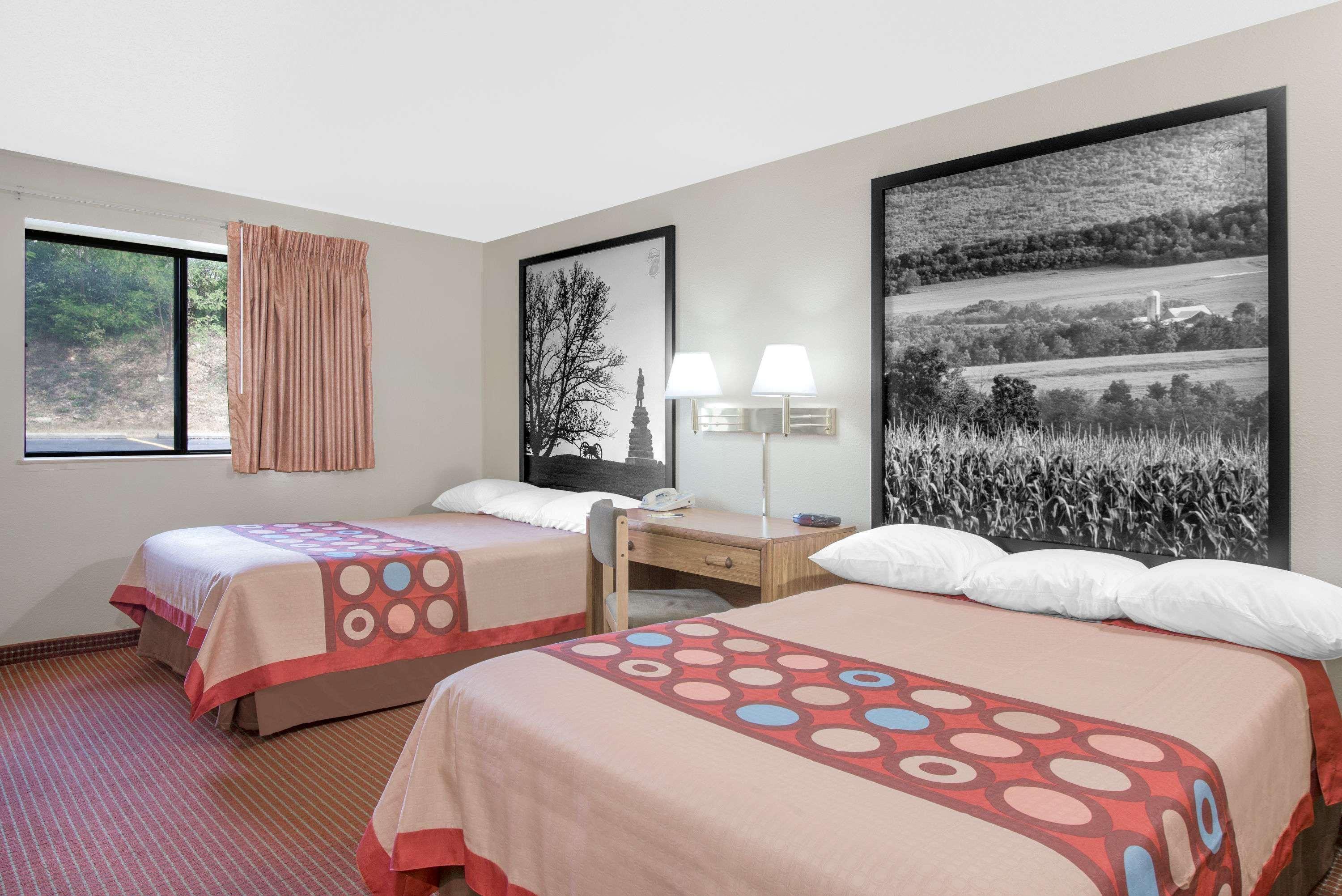 Super 8 By Wyndham Altoona Hotell Exteriör bild