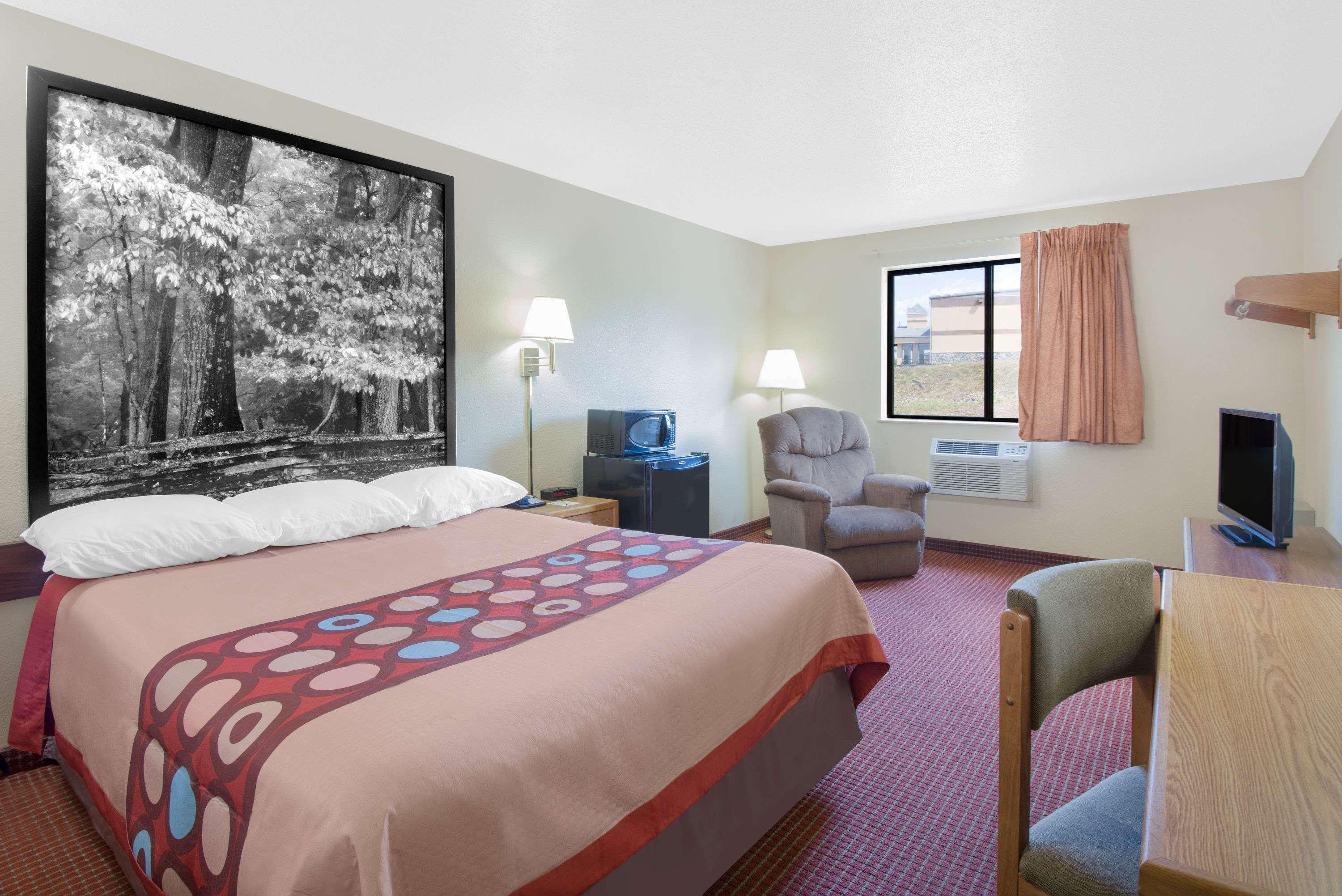 Super 8 By Wyndham Altoona Hotell Exteriör bild