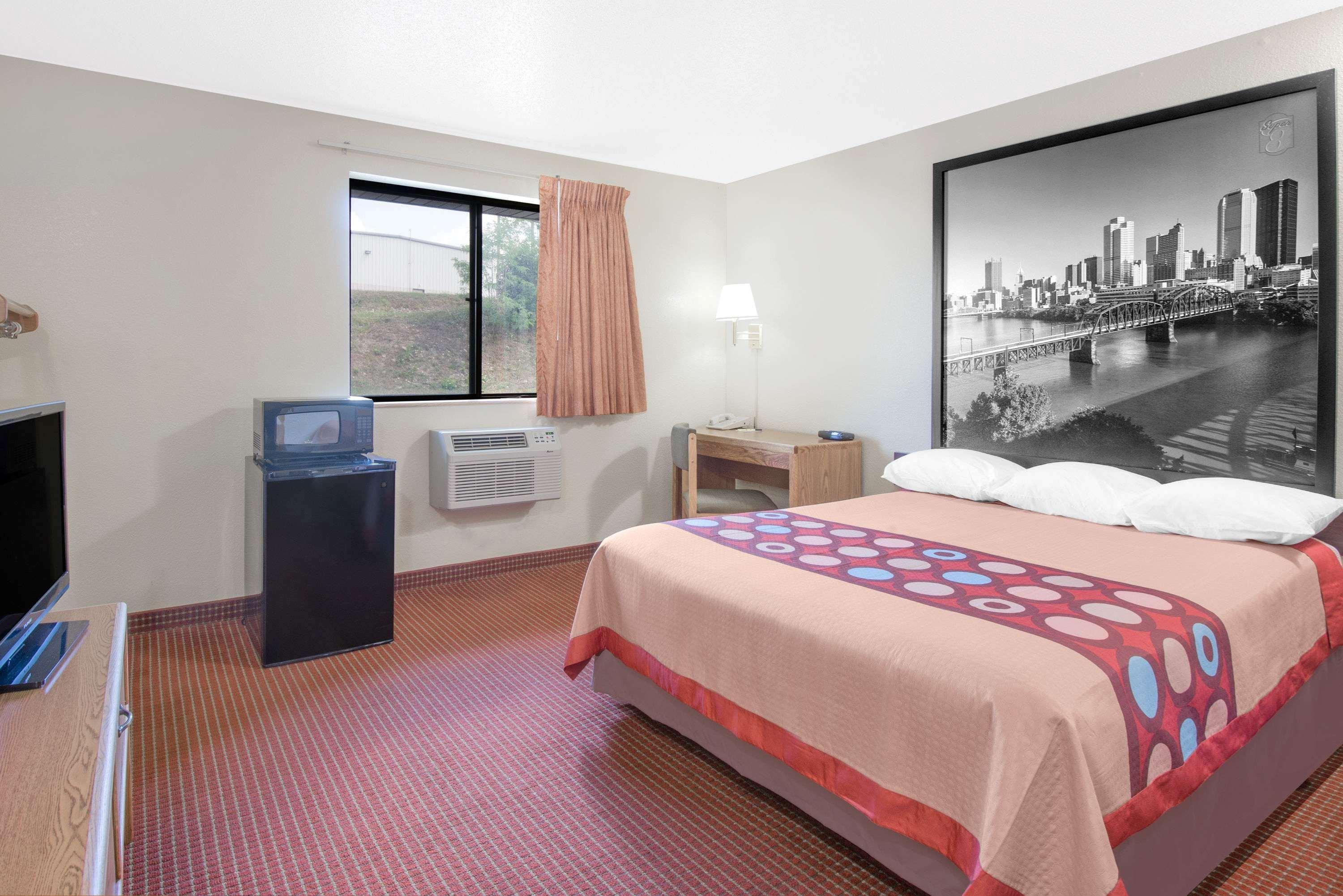Super 8 By Wyndham Altoona Hotell Exteriör bild