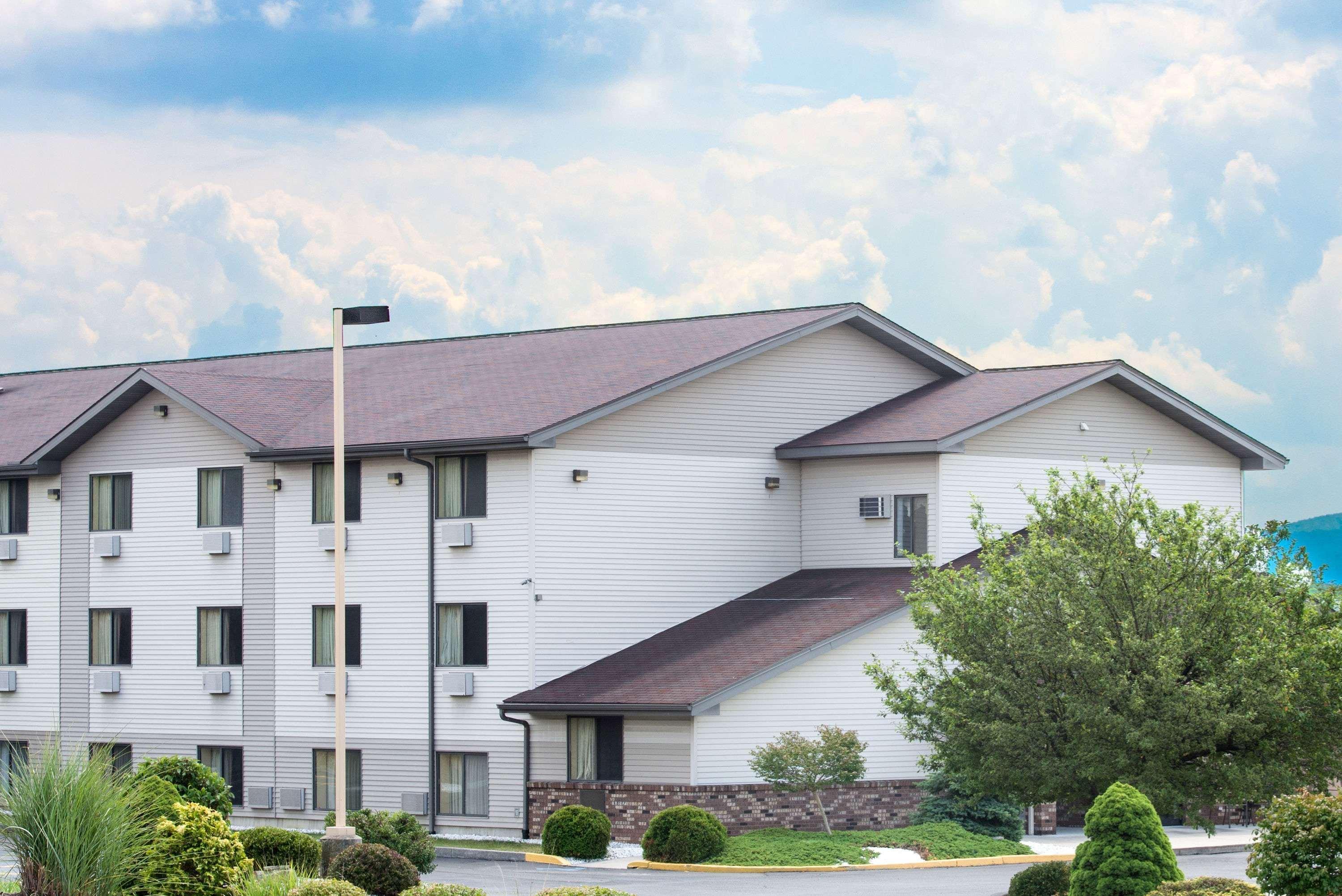 Super 8 By Wyndham Altoona Hotell Exteriör bild