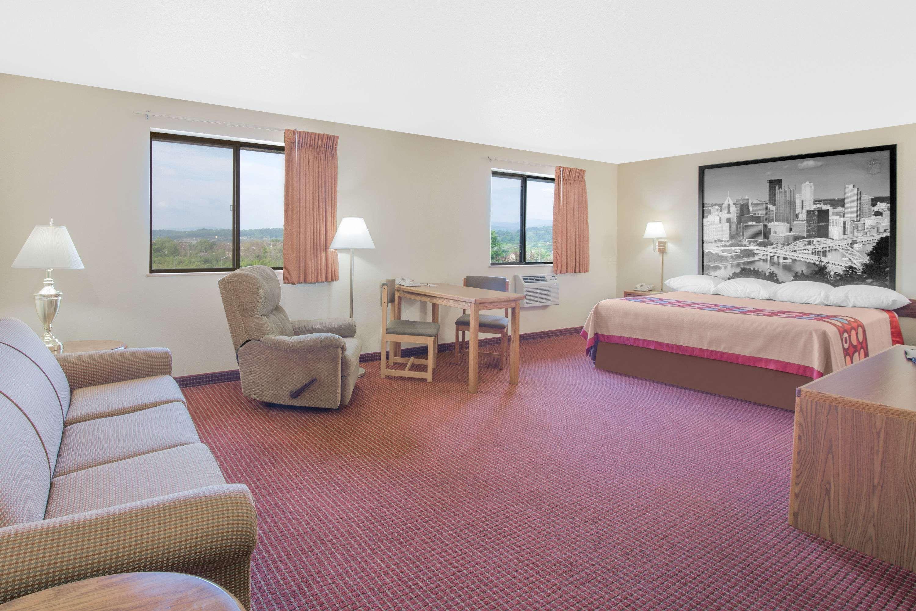 Super 8 By Wyndham Altoona Hotell Exteriör bild