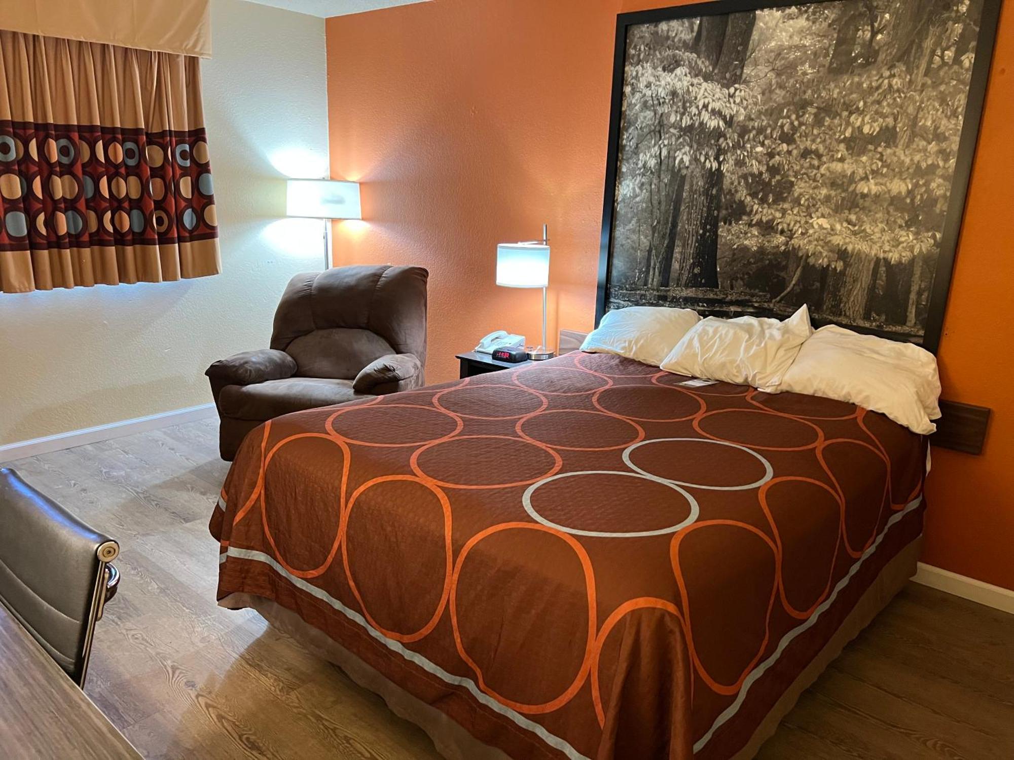 Super 8 By Wyndham Altoona Hotell Exteriör bild