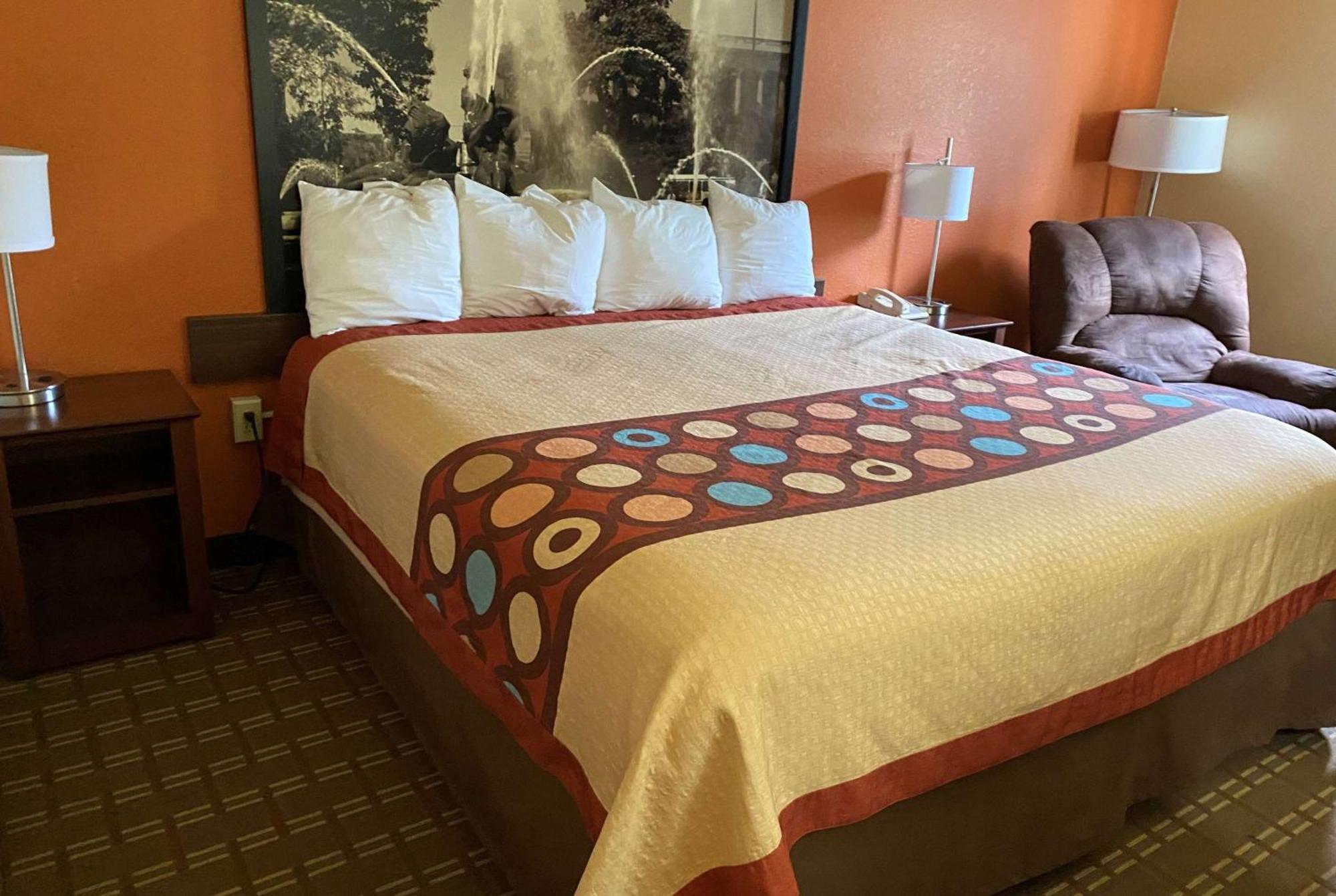 Super 8 By Wyndham Altoona Hotell Exteriör bild