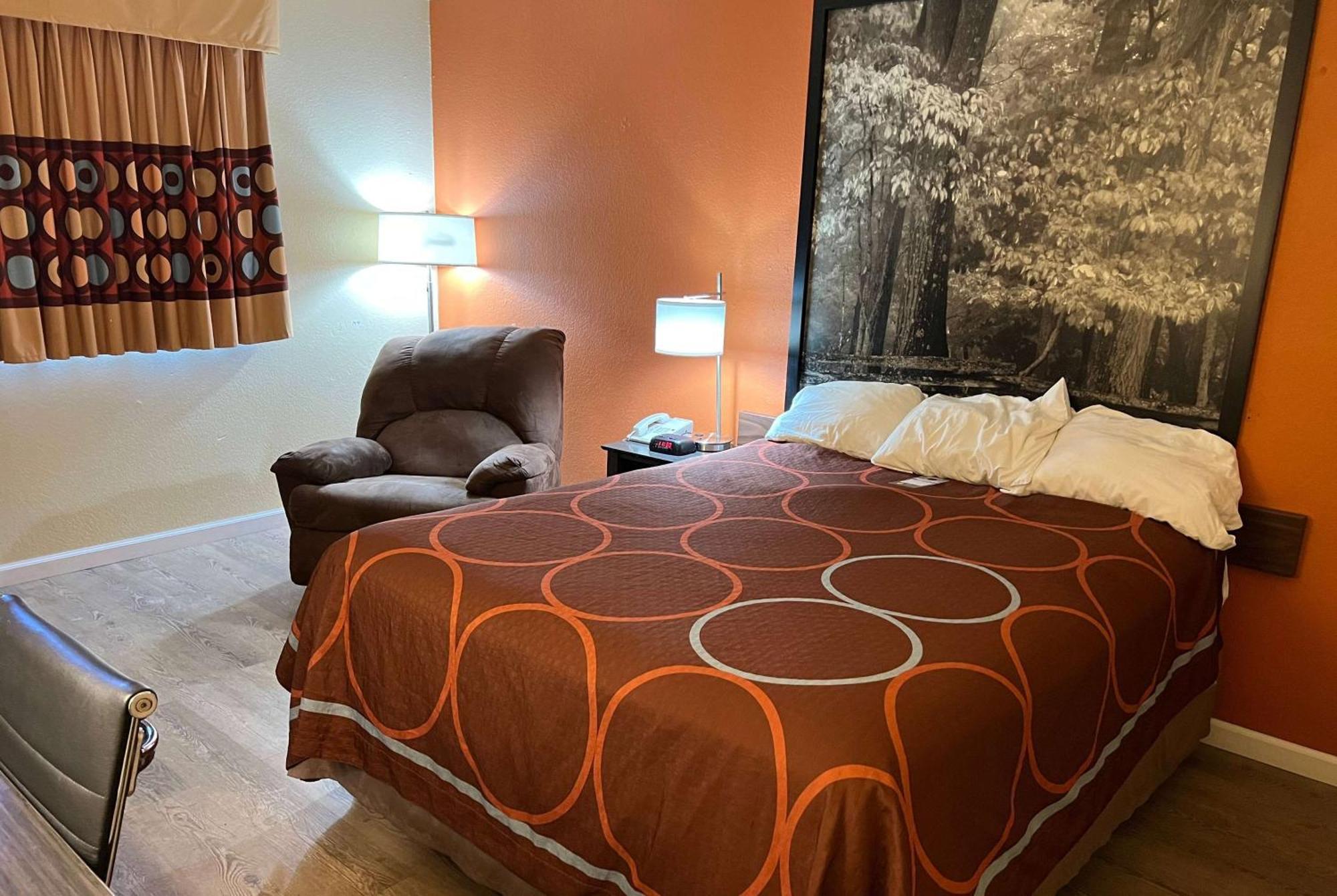 Super 8 By Wyndham Altoona Hotell Exteriör bild