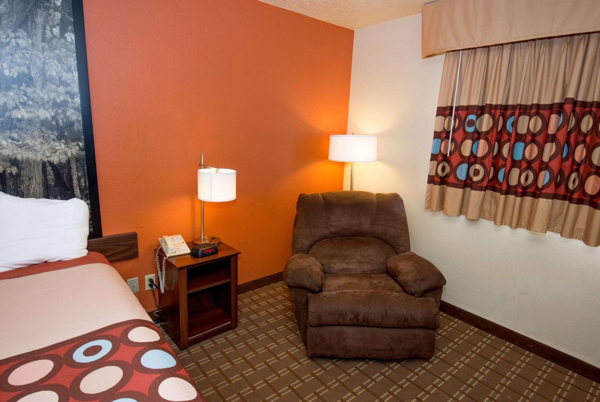 Super 8 By Wyndham Altoona Hotell Exteriör bild
